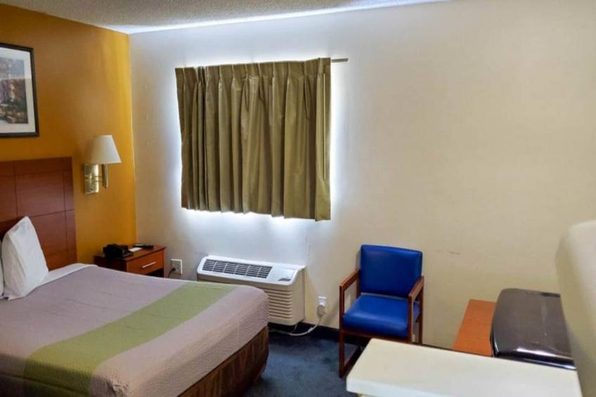 1 Queen Bed  Smoking Kitchen