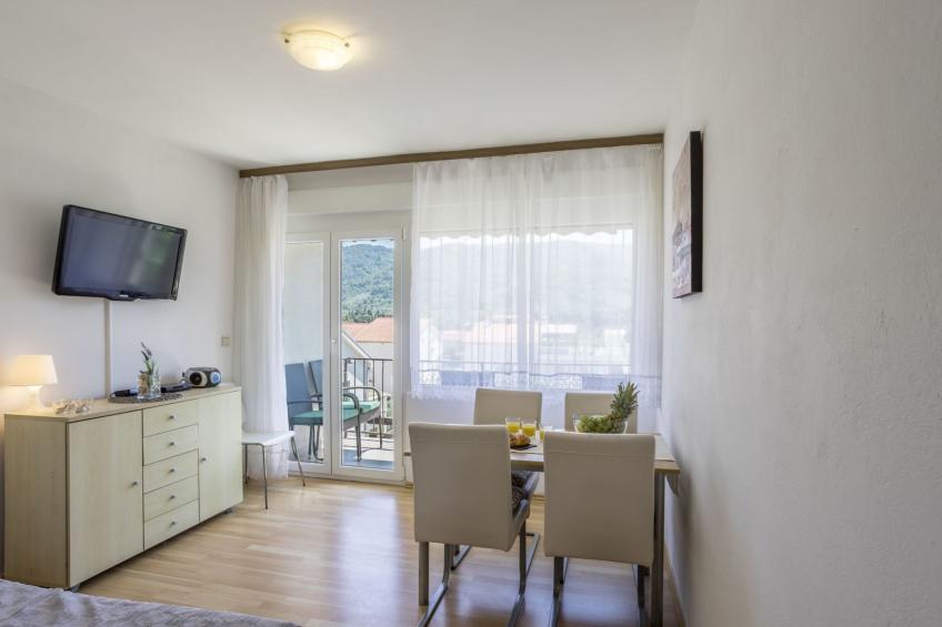 Tihana mit mediterranem Garten - foto 18