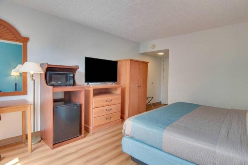 1 Queen Bed  Mobility Accessible Tub Nsmk - foto 9