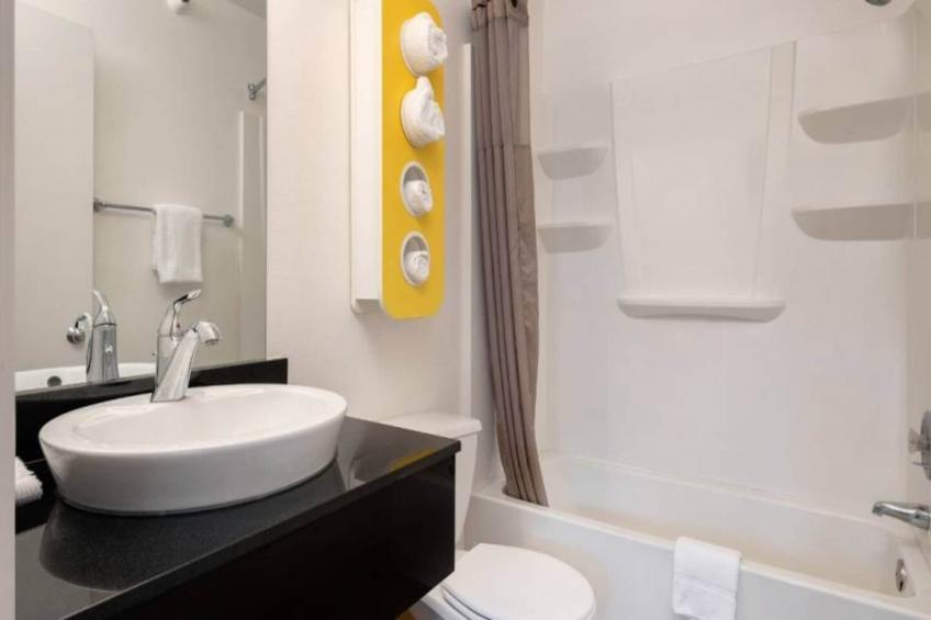1 Queen Bed  Micfridge - foto 14