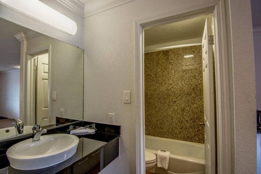 1 King Bed  Mobility Accessible Tub Nsmk - foto 11