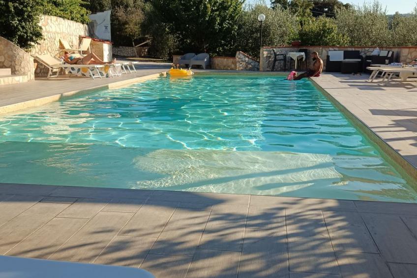 mit Garten und Kinderschwimmbad