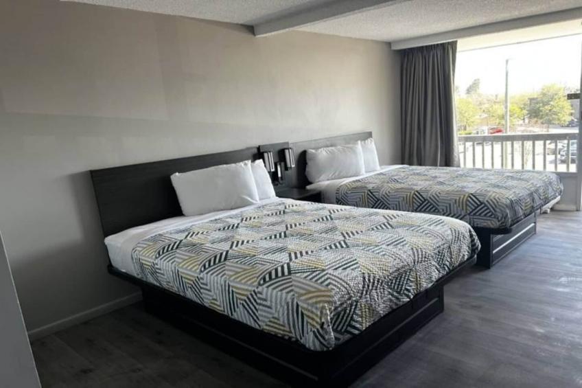 2 Queen Beds  Non-Smoking Micfridge - foto 11