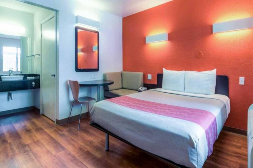 1 Queen Bed  Deluxe Mini Fridge - foto 7