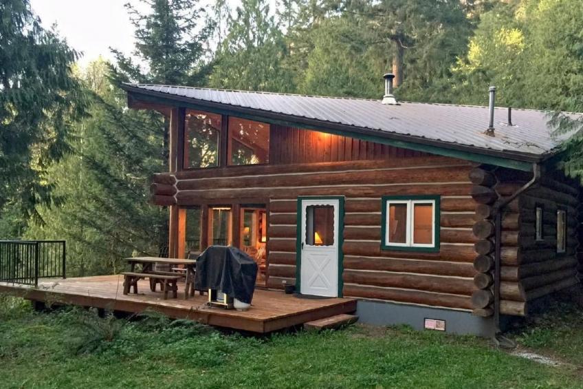 Lakeside Real Log Cabin mit privatem Dock, Haustiere OK