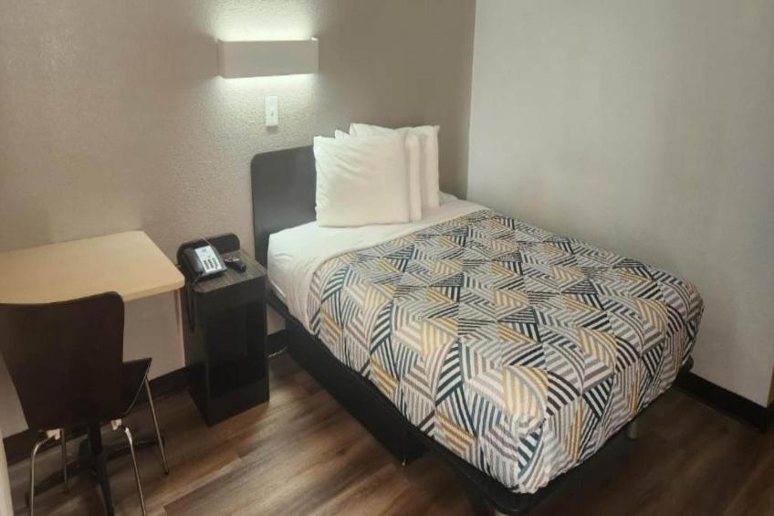 1 Queen Bed  Non-Smoking Micfridge - foto 5