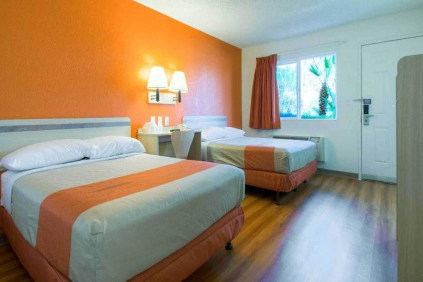 2 Full Beds  ADA/RI Shower/Mini Fridge - foto 13