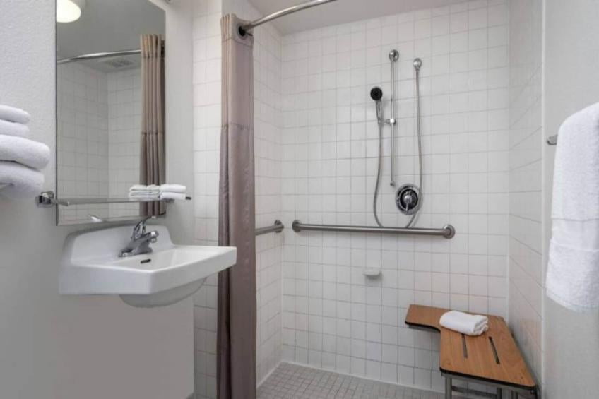 1 Queen Bed  ADA/RI Shower - foto 13