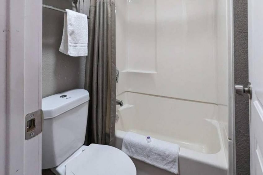 1 Queen Bed  ADA/Tub/Micfridge - foto 9