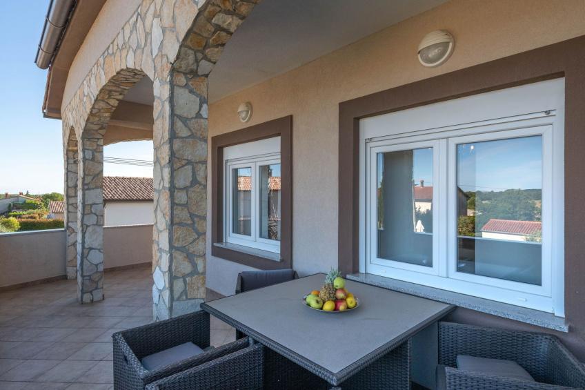 Schöne Villa in ruhiger Stadt mit Pool und BBQ - foto 8