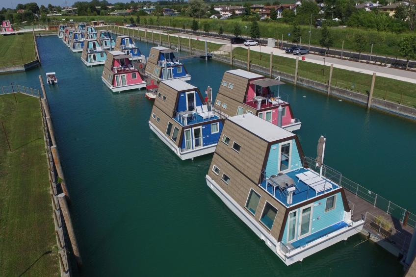 Houseboat Lagoon (LIG221)