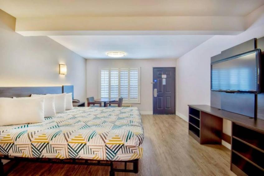 1 Queen Bed  Non-Smoking Mini Fridge - foto 17