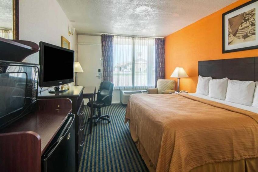 1 Queen Bed  Smoking Micfridge - foto 6