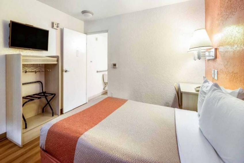 1 Queen Bed  Mini Fridge - foto 18