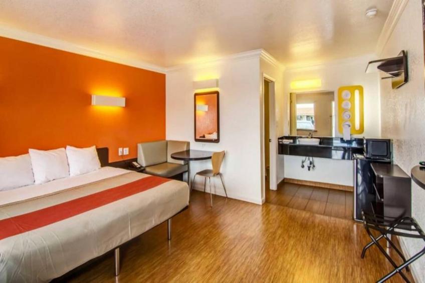 1 King Bed  Non-Smoking Micfridge - foto 10