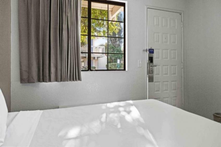 1 Queen Bed  Micfridge - foto 15