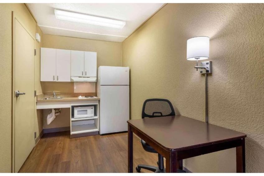 1 King Bed | Non-Smoking, Kitchen, Shower - foto 36