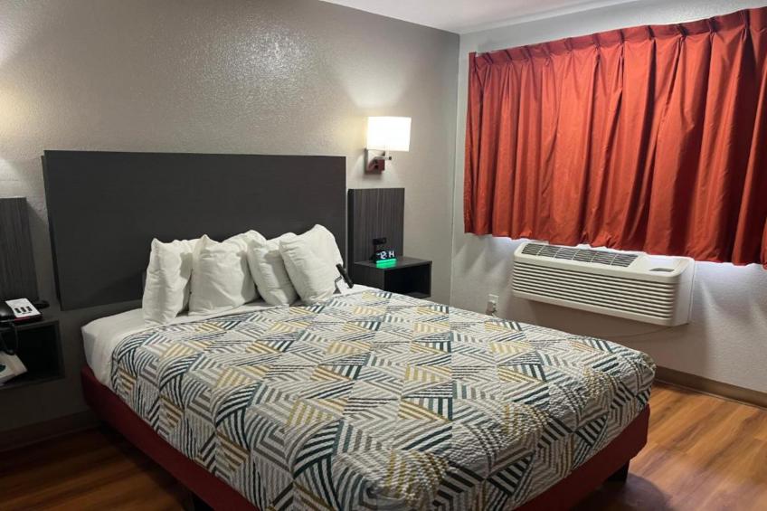 1 Queen Bed  Non-Smoking Kitchen - foto 2