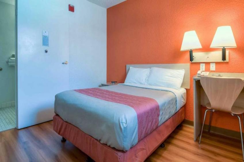 1 Full Bed  ADA/RI Shower - foto 14
