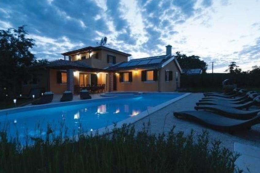 mit Pool, Whirlpool, Terrasse und Garten - foto 2