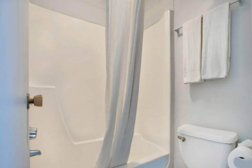 1 Queen Bed  Non-Smoking Micfridge - foto 19