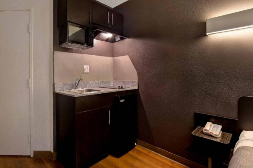1 Queen Bed  ADA/Tub - foto 5