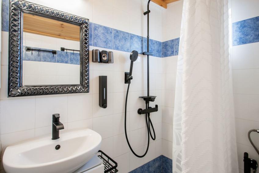 Berge und die ikonische Landebahn des Flughafens Skiathos - foto 17