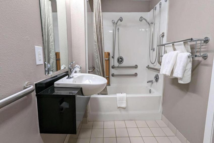 1 Queen Bed  ADA/Tub/Micfridge - foto 19