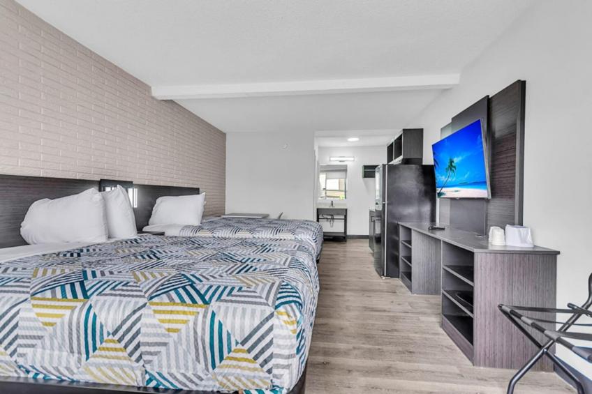 2 Queen Beds  Non-Smoking Kitchen - foto 6