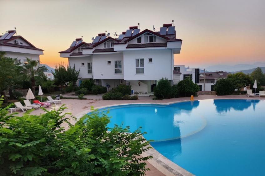 mit gemeinschaftlichem Pool