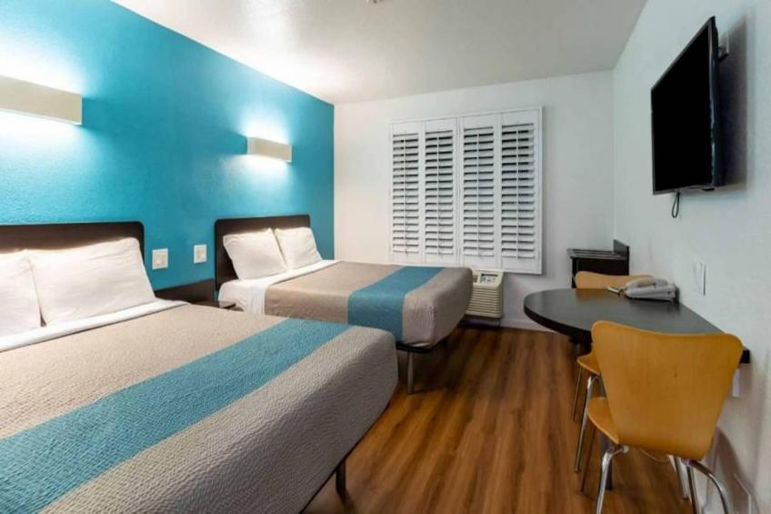 1 Queen Bed  Suite Micfridge Non-Smoking - foto 6