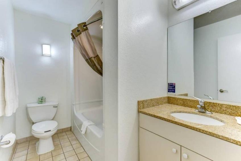 1 Queen Bed  Suite - foto 16