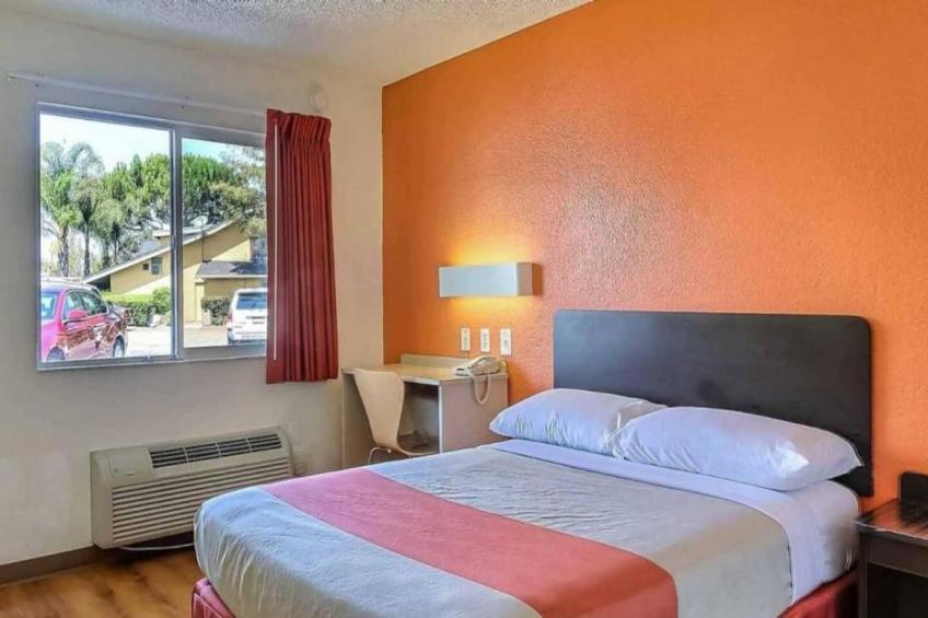 1 Queen Bed  Mini Fridge - foto 10