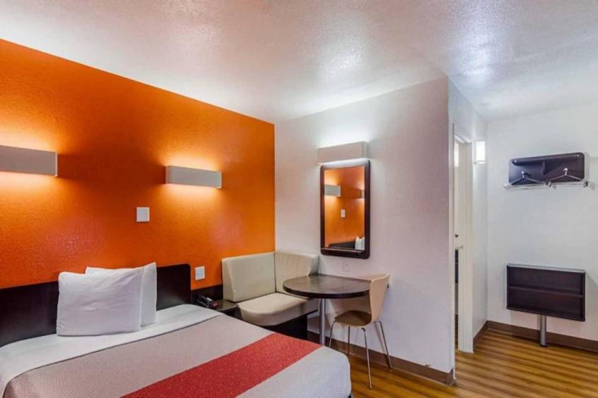1 QUEEN BED  NON-SMOKING KITCHEN - foto 18