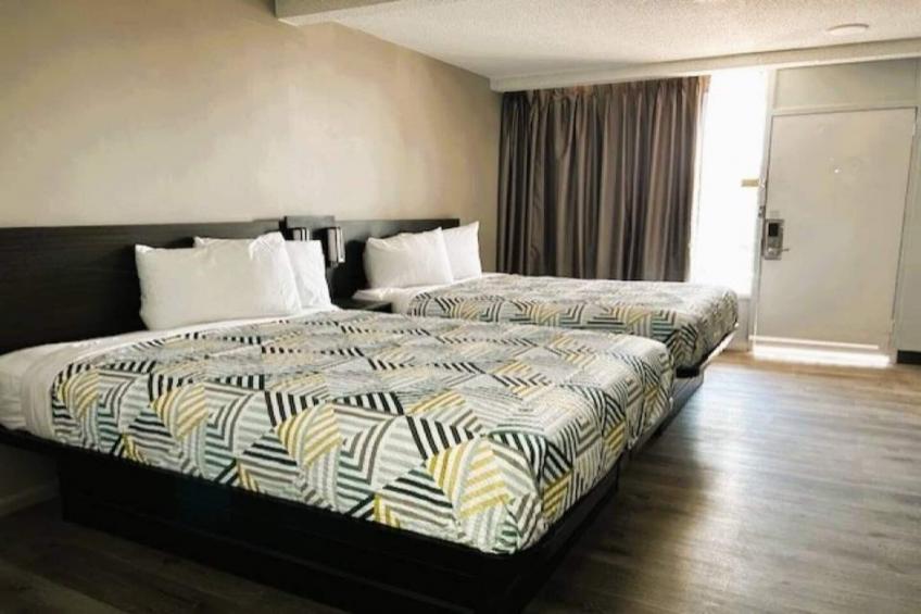 2 Queen Beds  Non-Smoking Micfridge - foto 21