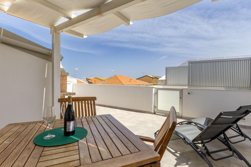 Charmantes Dachgeschoss mit Terrasse mit Blick auf die Landschaft. - foto 8