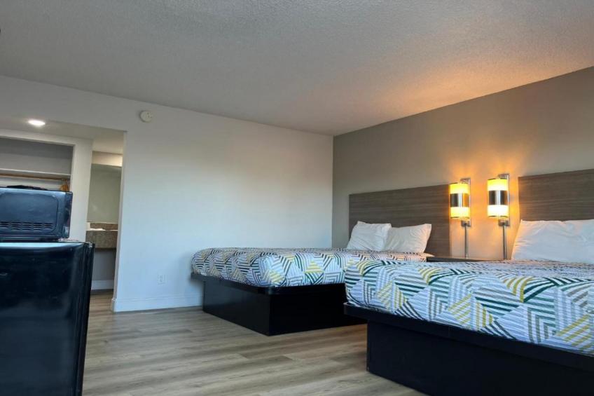 2 Queen Beds  Non-Smoking Micfridge - foto 3