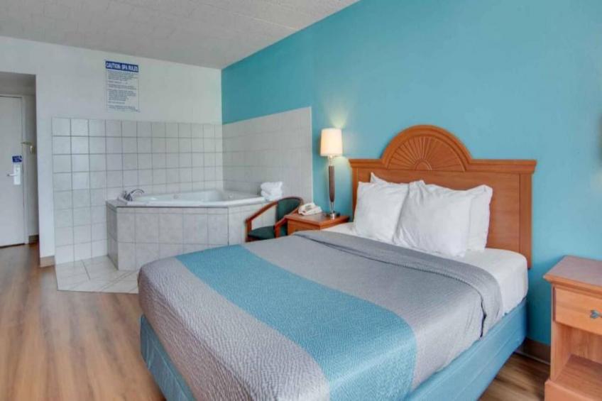 1 Queen Bed  Non-Smoking Hot Tub - foto 6