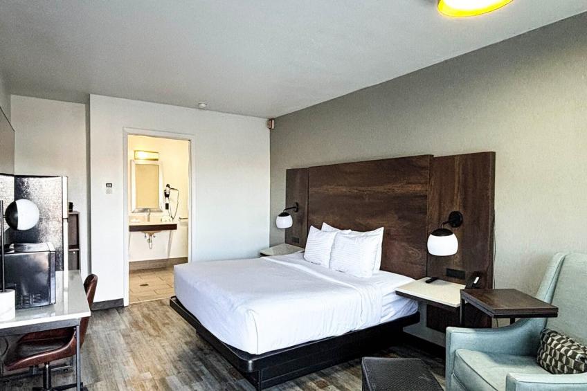 1 King Bed | Non-Smoking, Micfridge - foto 7