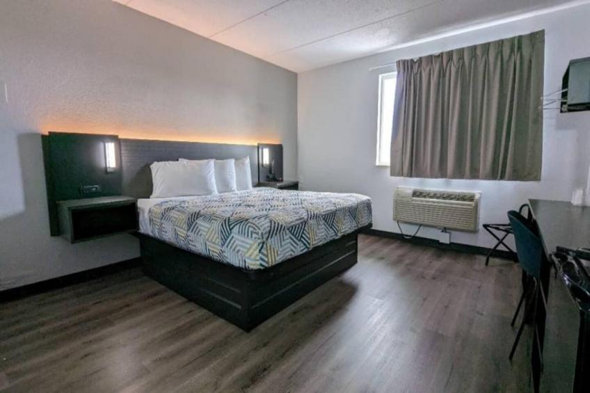 1 King Bed  Micfridge