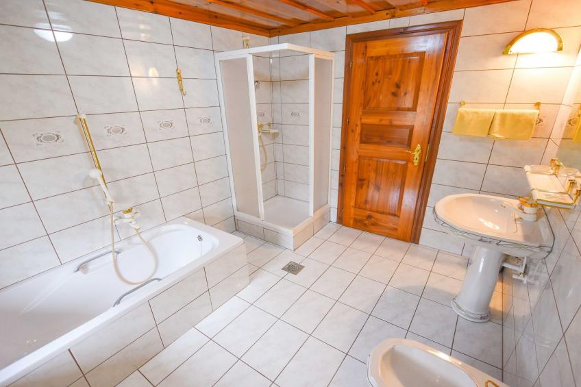 Cozy Luxe Holiday Home with Natural Thermal Bath - Seven Bedroom Holiday Home - foto 29