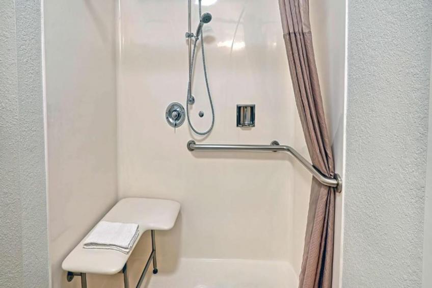 1 King Bed  Nsmk Fridge Hear Impair Shower - foto 14