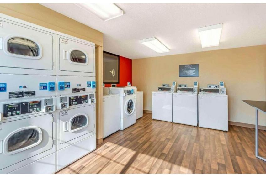 1 Queen Bed  Non-Smoking Kitchen - foto 27