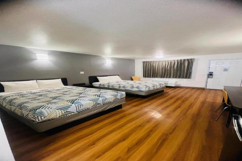2 Full Beds  Non-Smoking Micfridge - foto 13