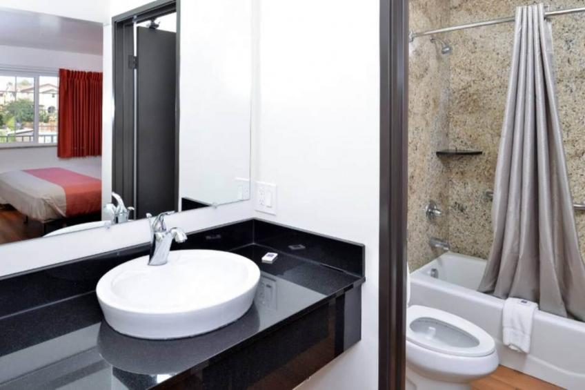 2 Full Beds  ADA/RI Shower/Mini Fridge - foto 23