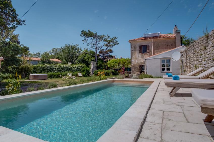 in Osor mit Privatem Pool