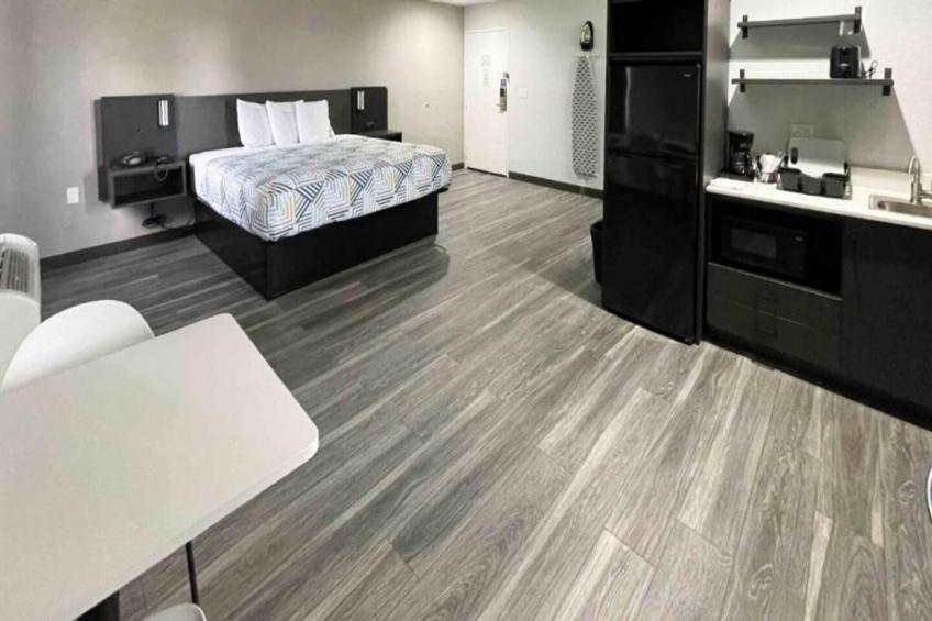 1 King Bed  Non-Smoking Micfridge - foto 29