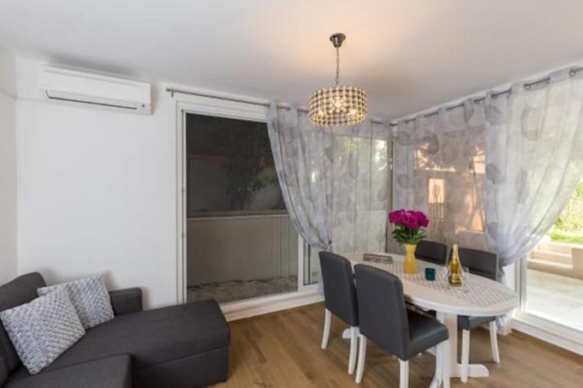 Apartment Hitri - One Bedroom Apartment with Terrace and Garden View - foto 3