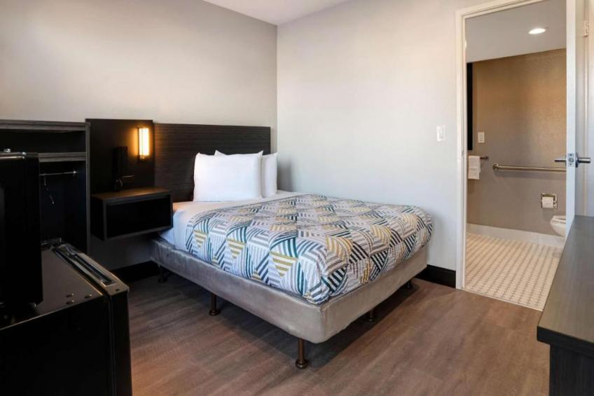 1 Queen Bed  Non-Smoking Micfridge