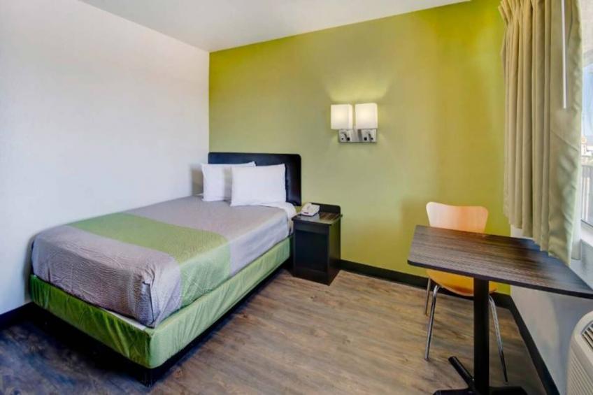 1 QUEEN BED  MICFRIDGE - foto 5